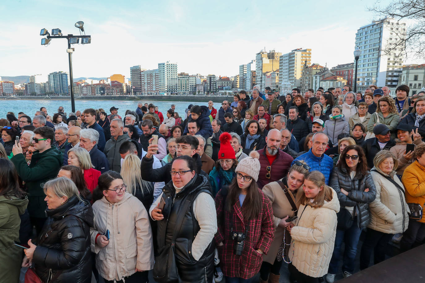 Los gastadores dan realce a un multitudinario Vía Crucis