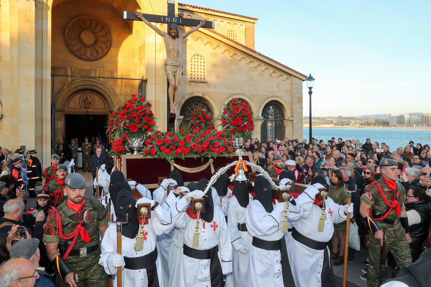 Los gastadores dan realce a un multitudinario Vía Crucis