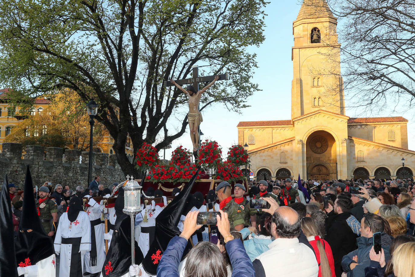 Los gastadores dan realce a un multitudinario Vía Crucis