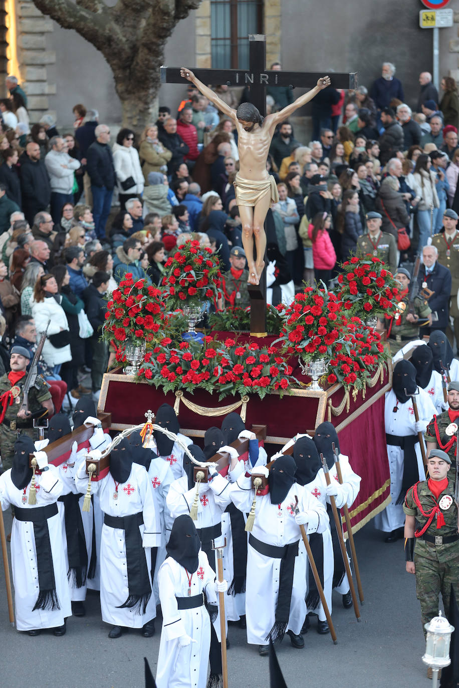 Los gastadores dan realce a un multitudinario Vía Crucis