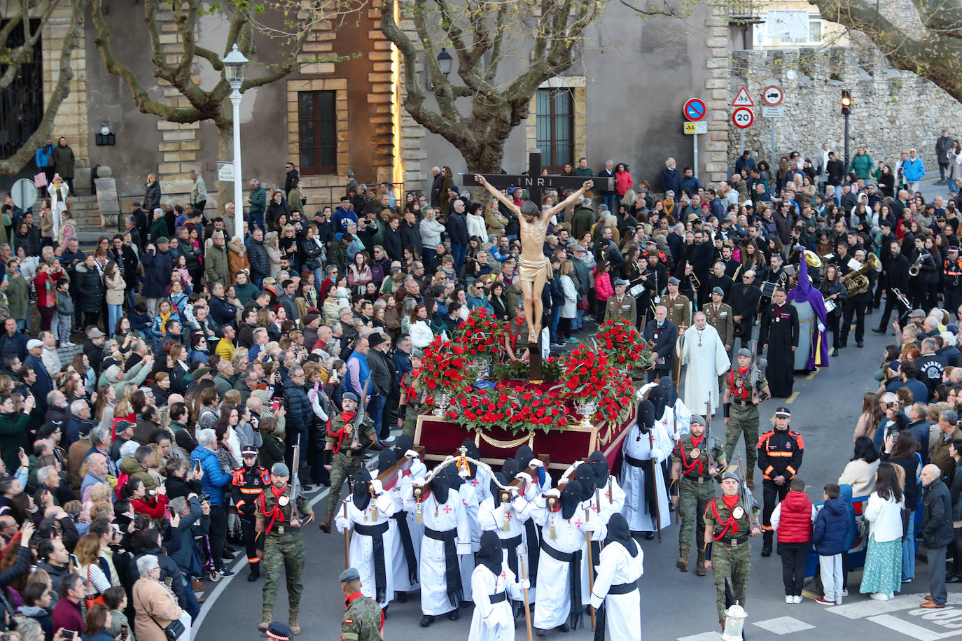 Los gastadores dan realce a un multitudinario Vía Crucis