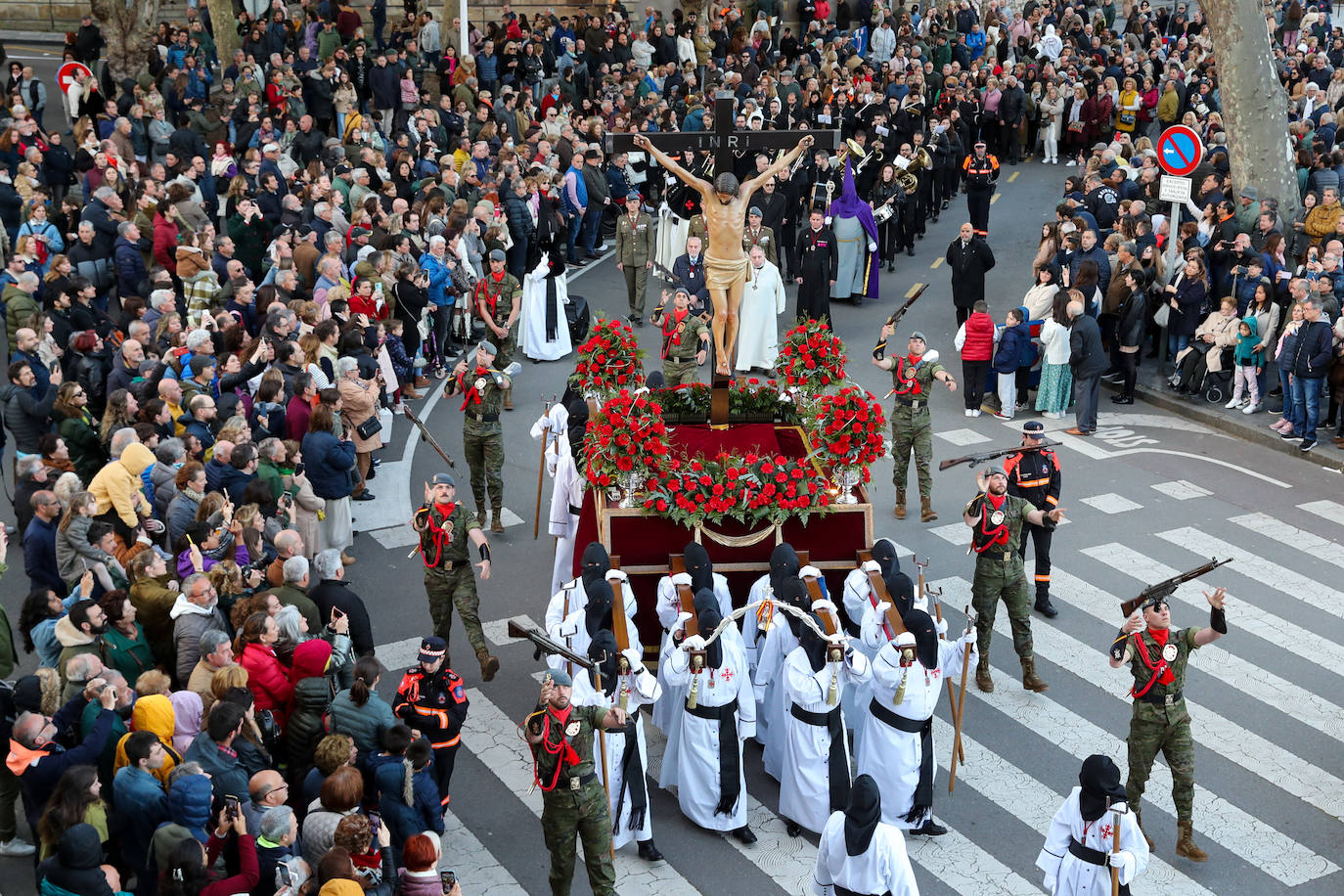 Los gastadores dan realce a un multitudinario Vía Crucis