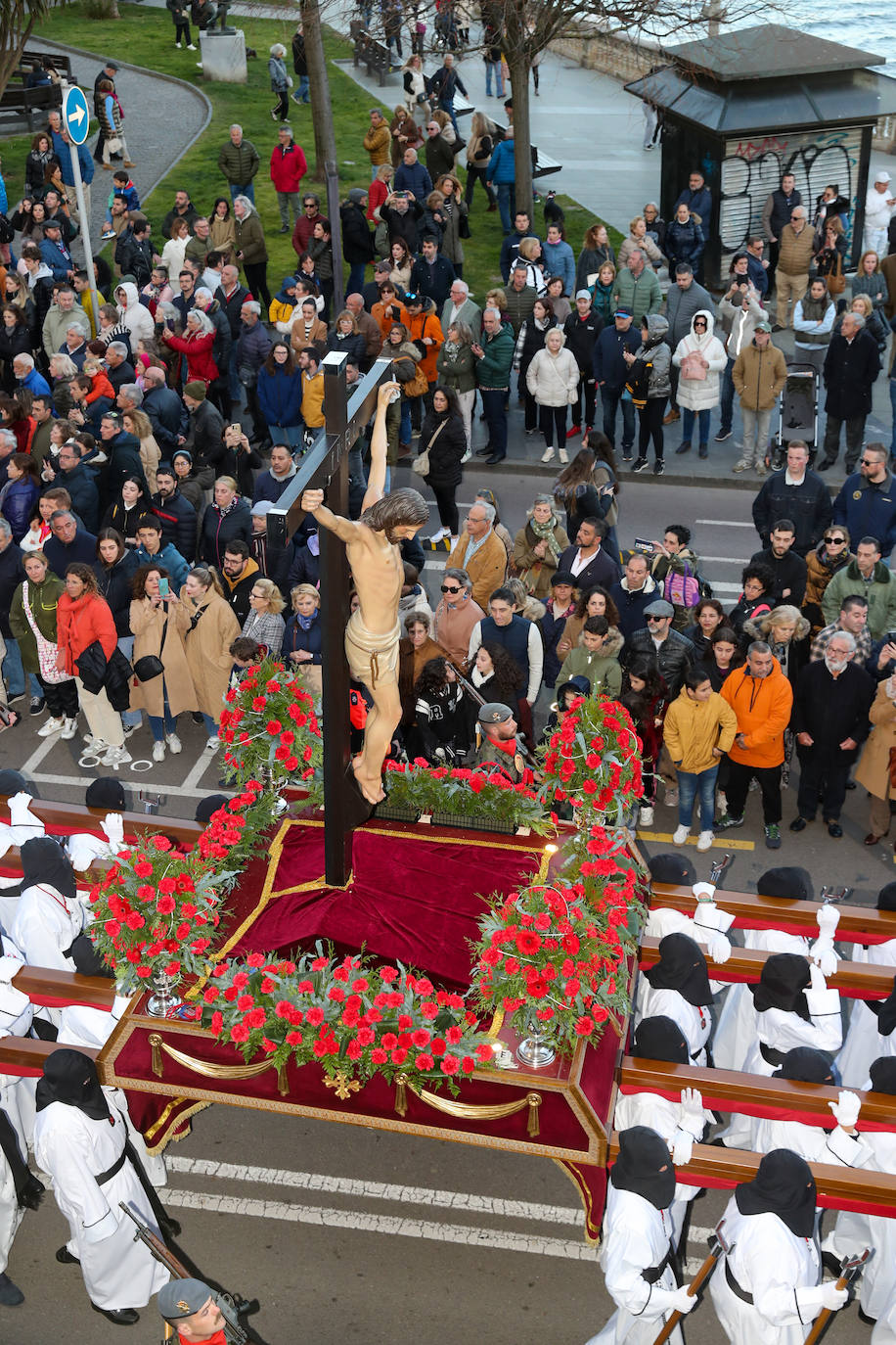 Los gastadores dan realce a un multitudinario Vía Crucis