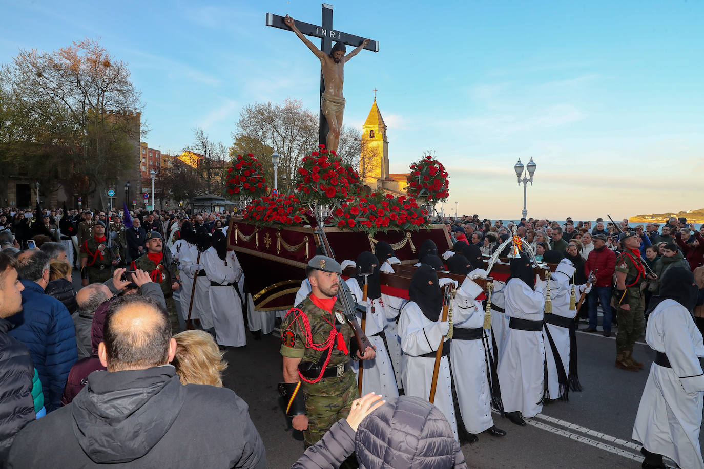 Los gastadores dan realce a un multitudinario Vía Crucis