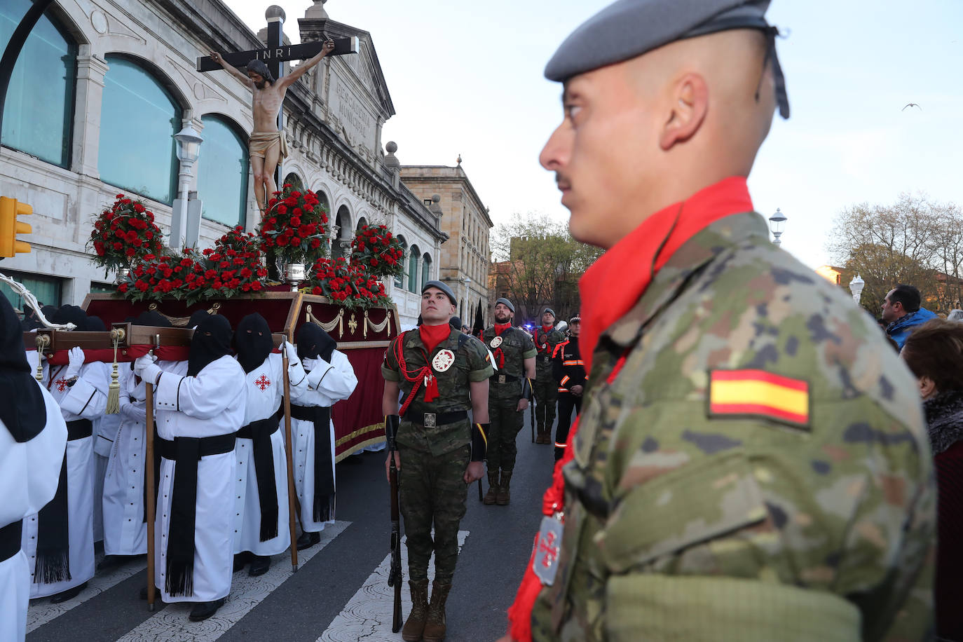 Los gastadores dan realce a un multitudinario Vía Crucis