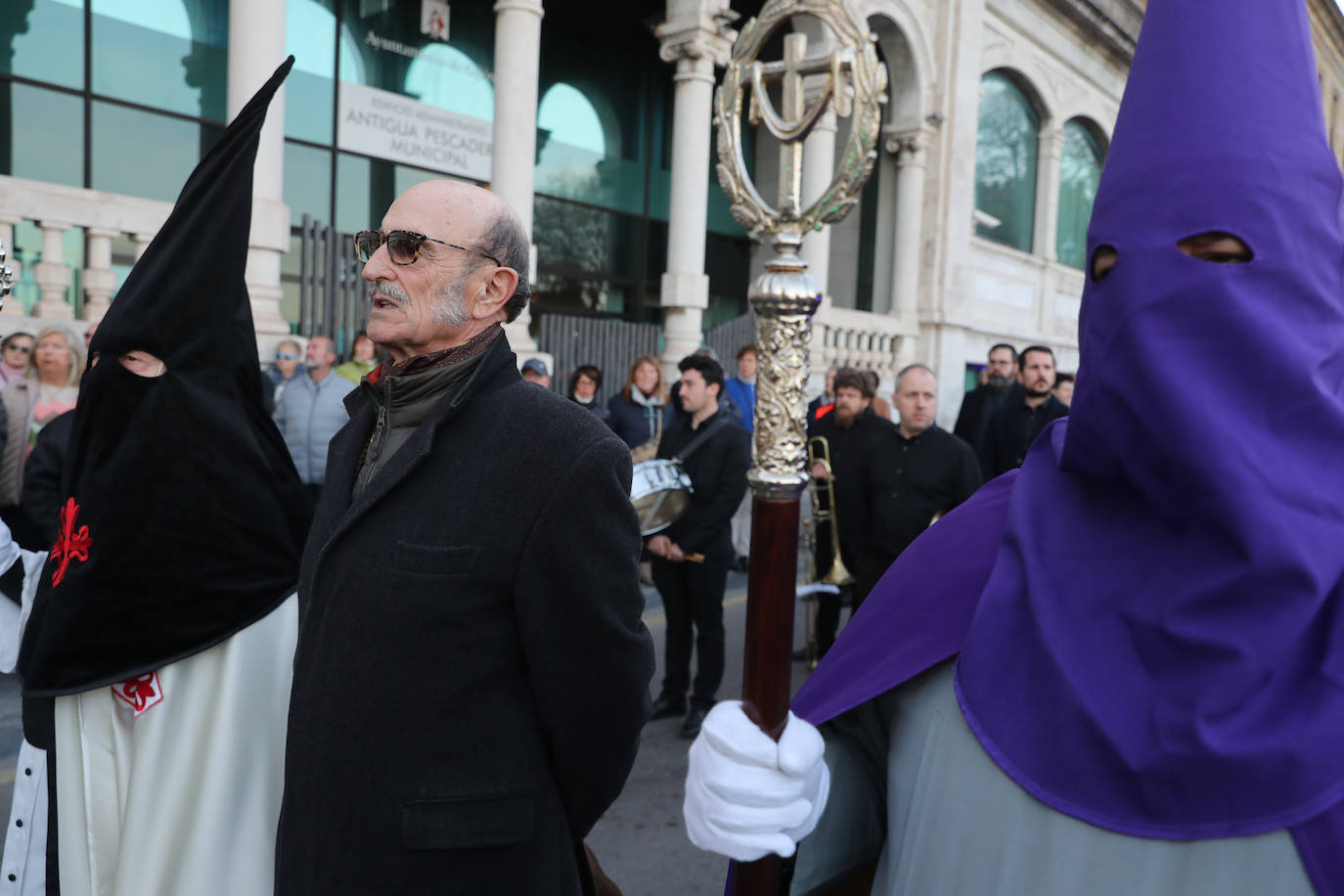 Los gastadores dan realce a un multitudinario Vía Crucis