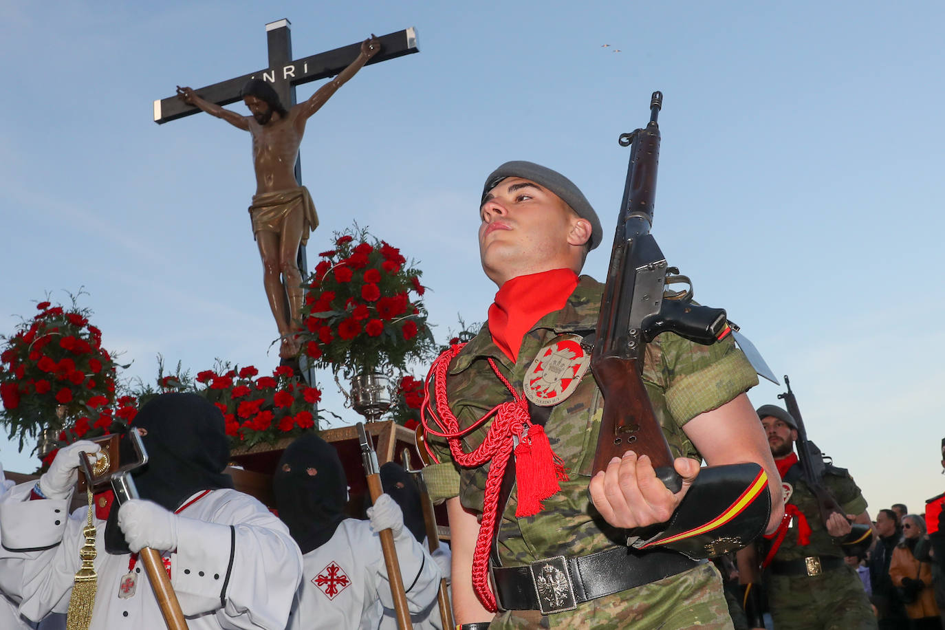 Los gastadores dan realce a un multitudinario Vía Crucis