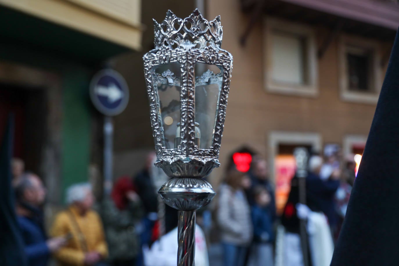 Los gastadores dan realce a un multitudinario Vía Crucis