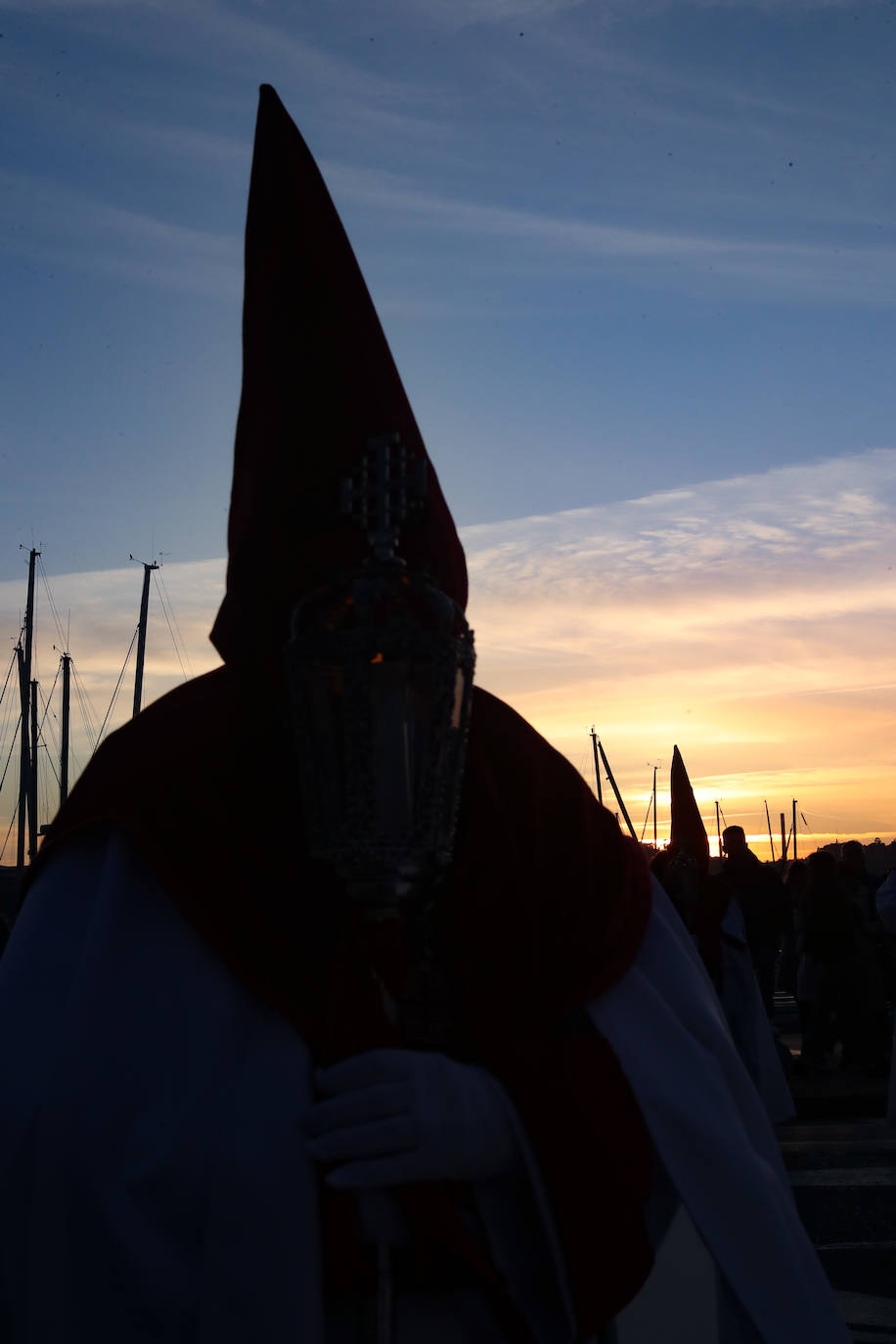 Los gastadores dan realce a un multitudinario Vía Crucis