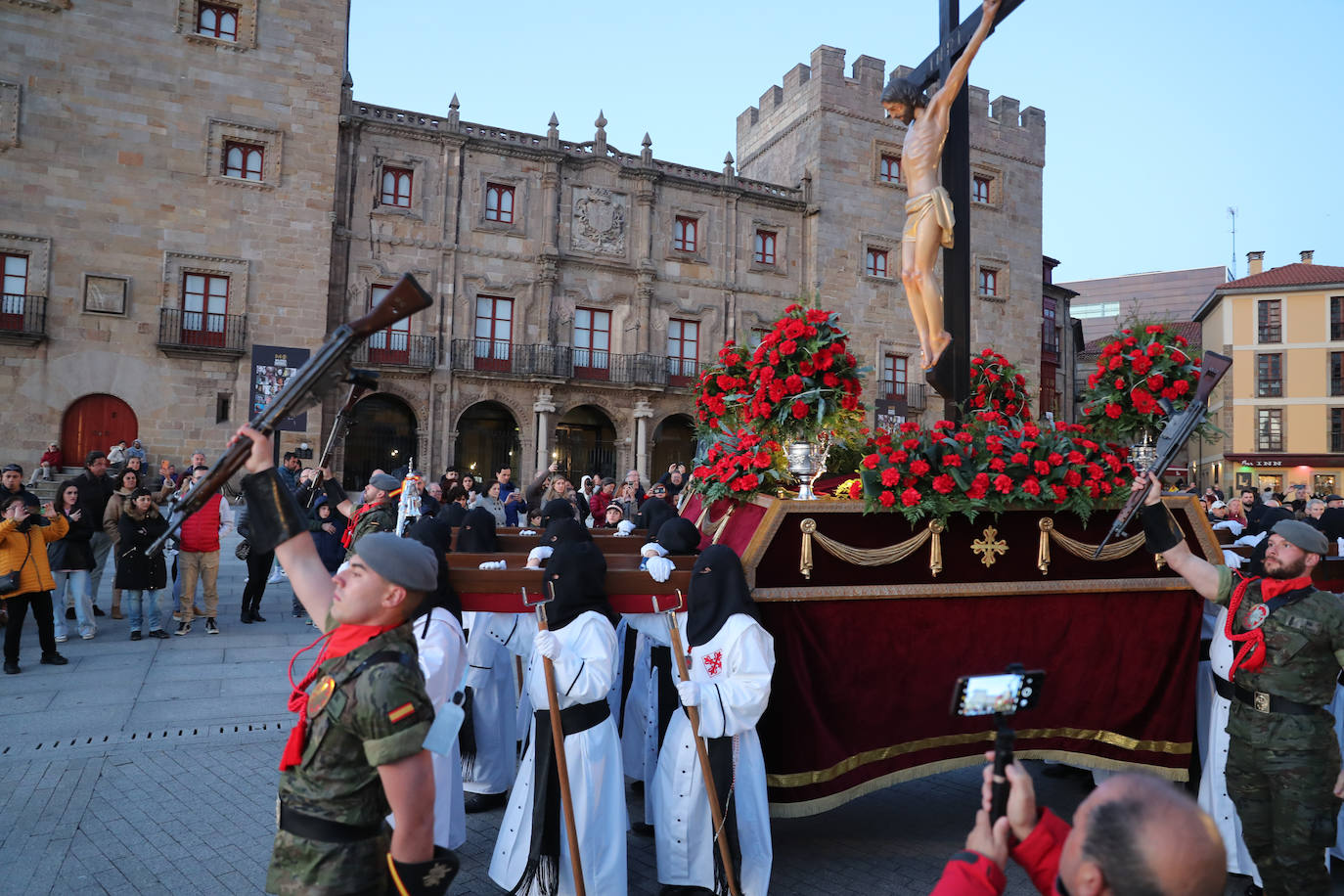 Los gastadores dan realce a un multitudinario Vía Crucis