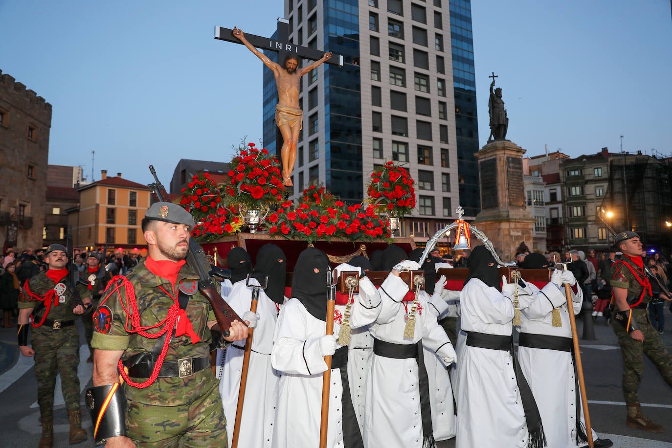 Los gastadores dan realce a un multitudinario Vía Crucis