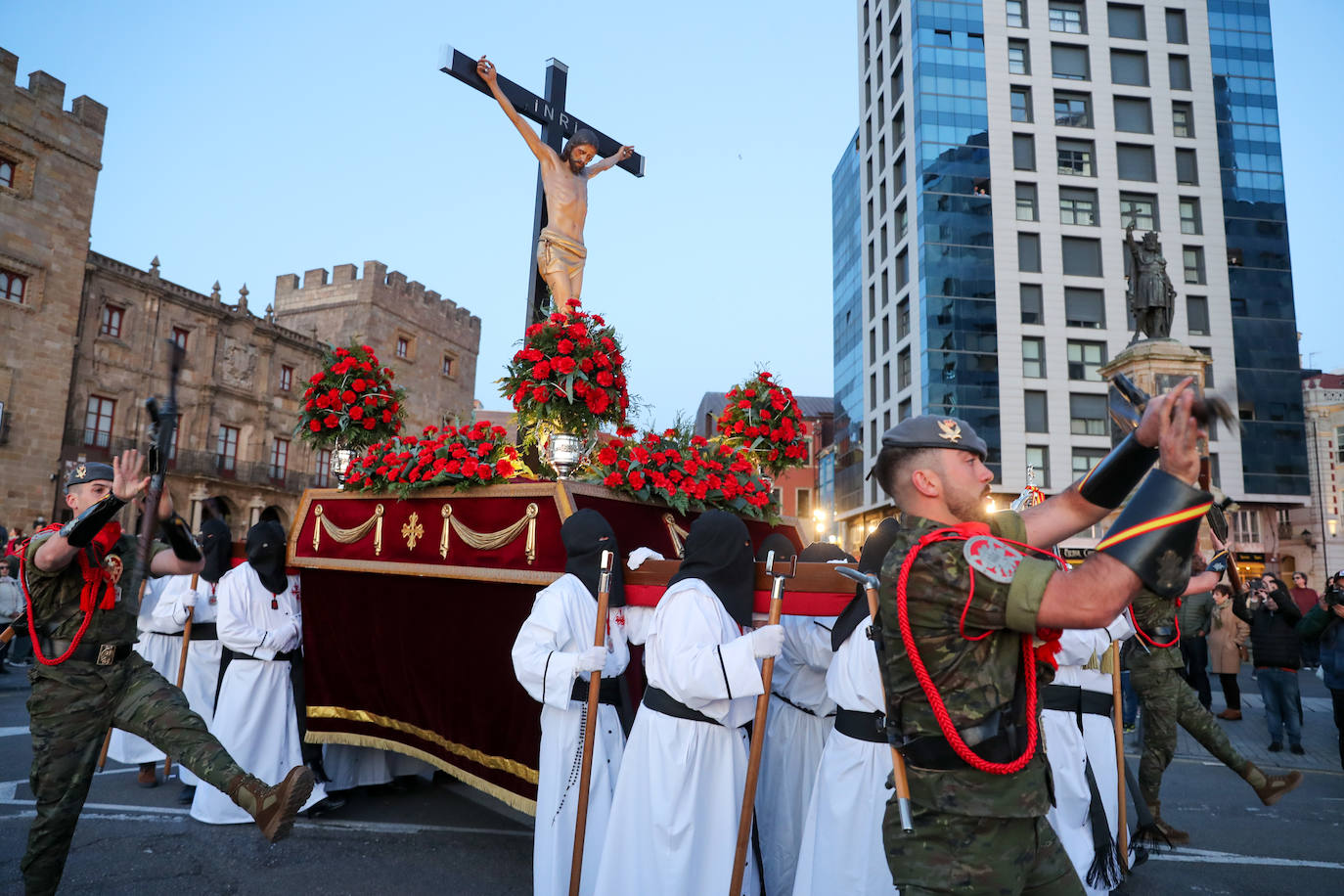 Los gastadores dan realce a un multitudinario Vía Crucis