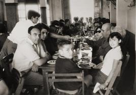 Comida familiar en los años 50.