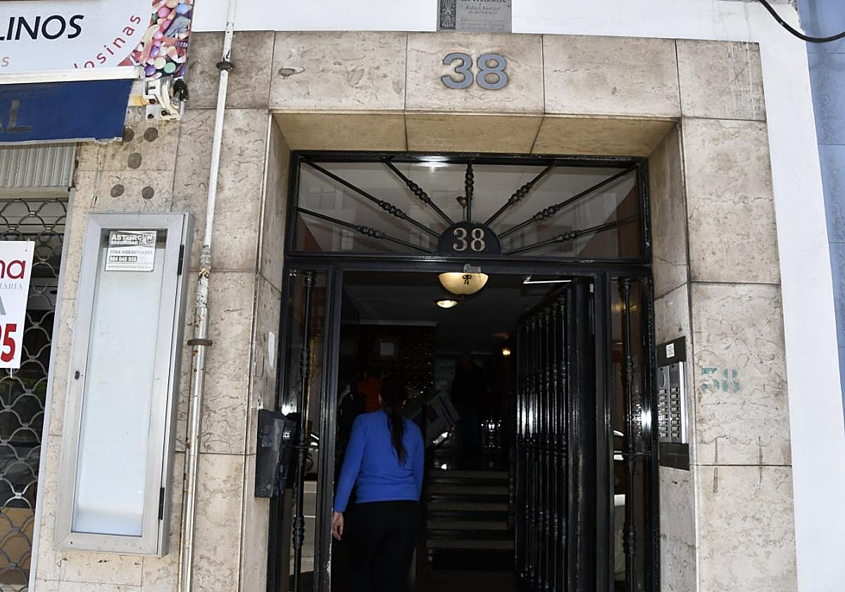 Una vecina entra en el edificio del número 38 de la avenida de Los Telares, en el que se produjeron los hechos.