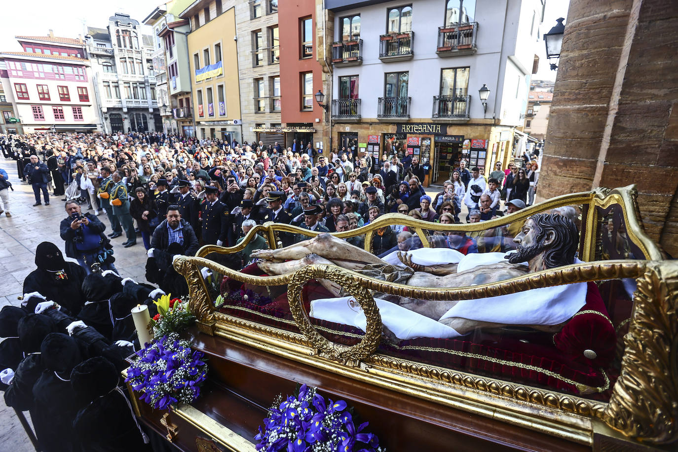 Emoción en Oviedo en la procesión del Santo Entierro