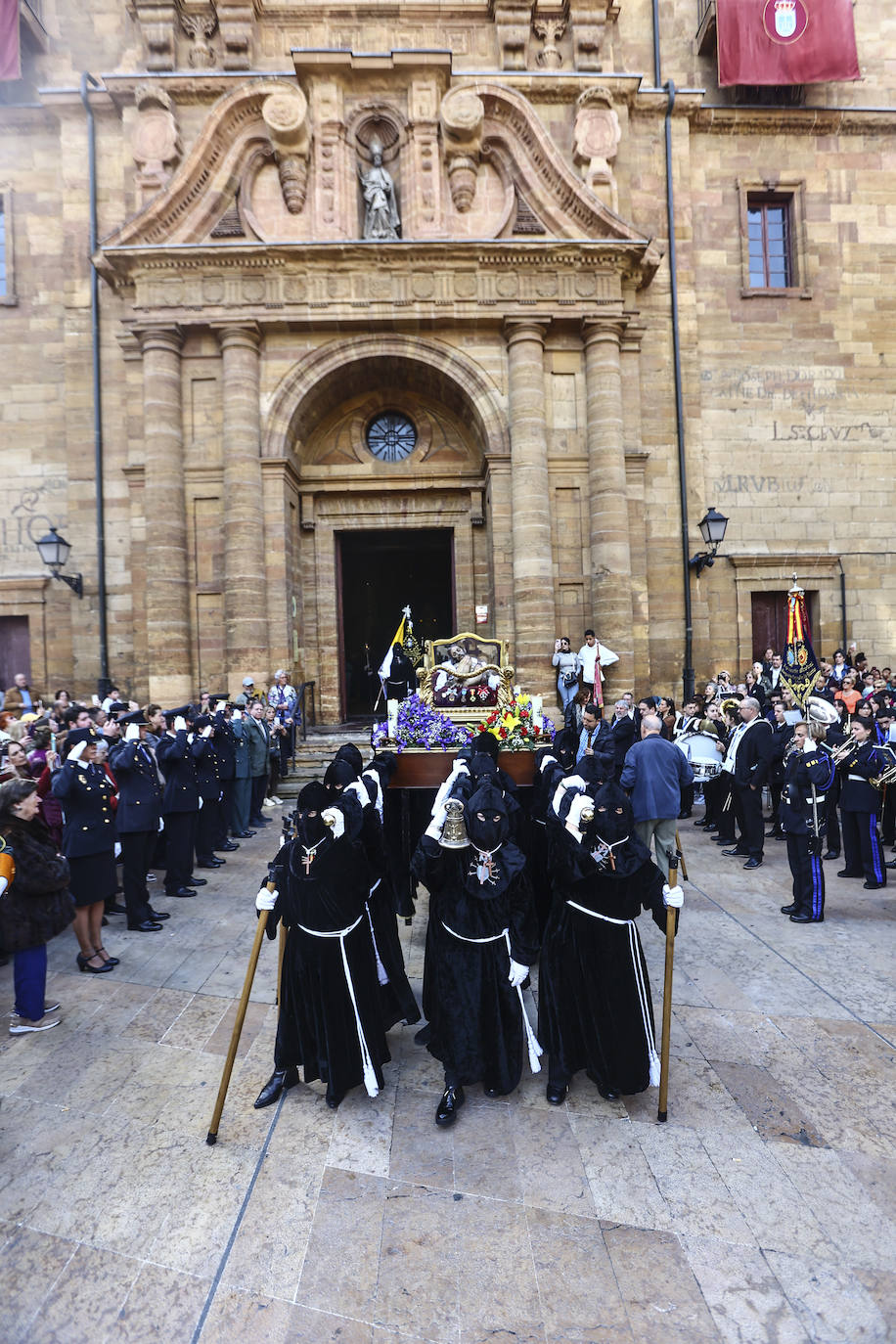 Emoción en Oviedo en la procesión del Santo Entierro
