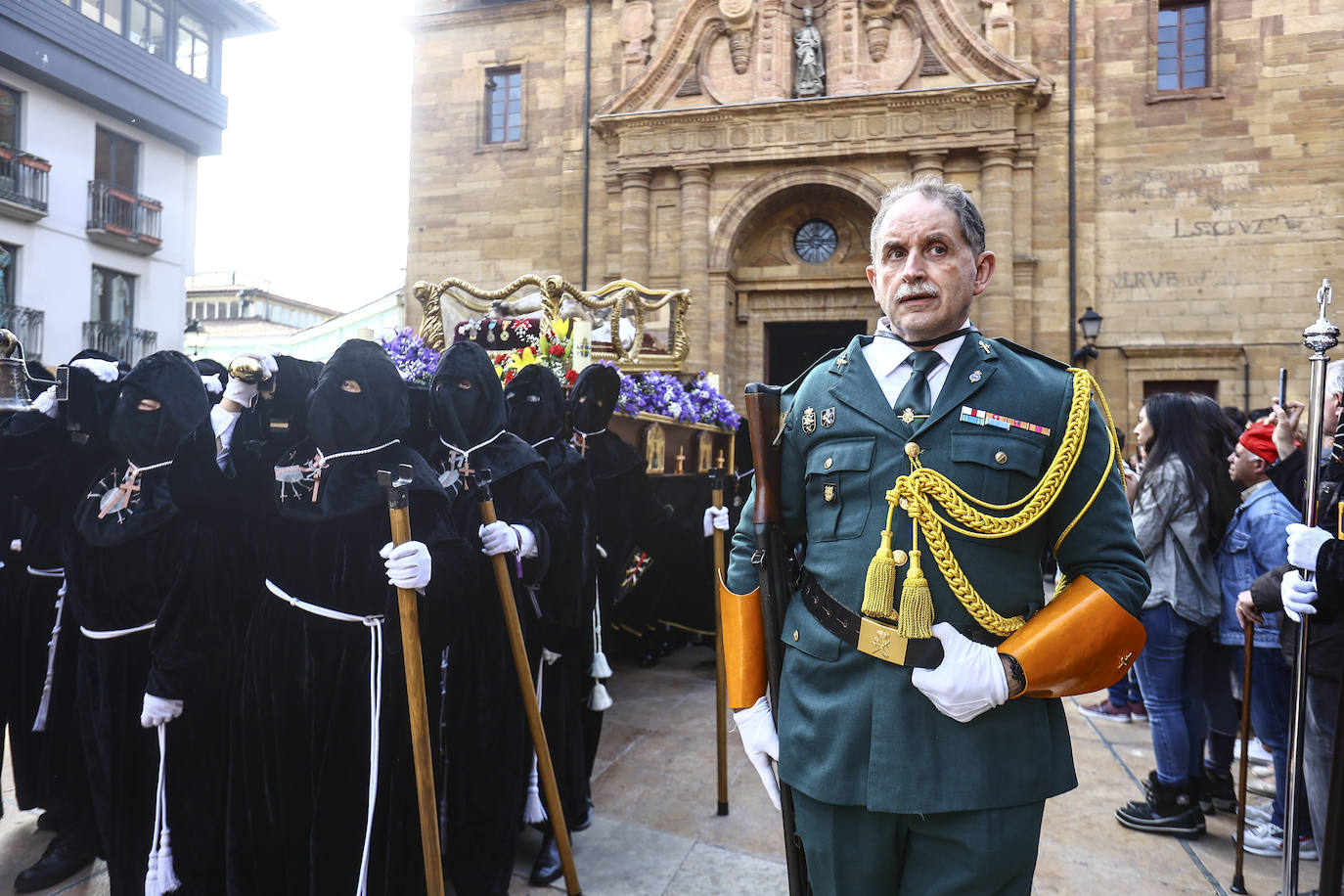 Emoción en Oviedo en la procesión del Santo Entierro