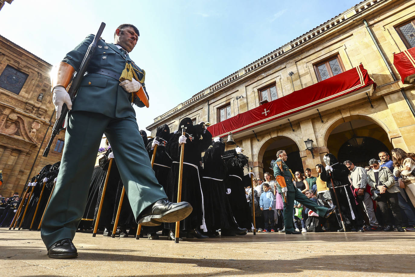 Emoción en Oviedo en la procesión del Santo Entierro
