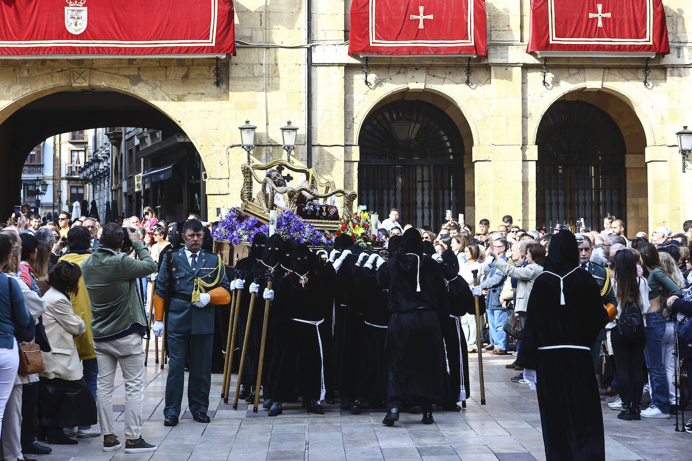 Emoción en Oviedo en la procesión del Santo Entierro