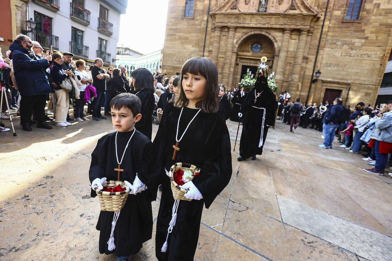 Emoción en Oviedo en la procesión del Santo Entierro
