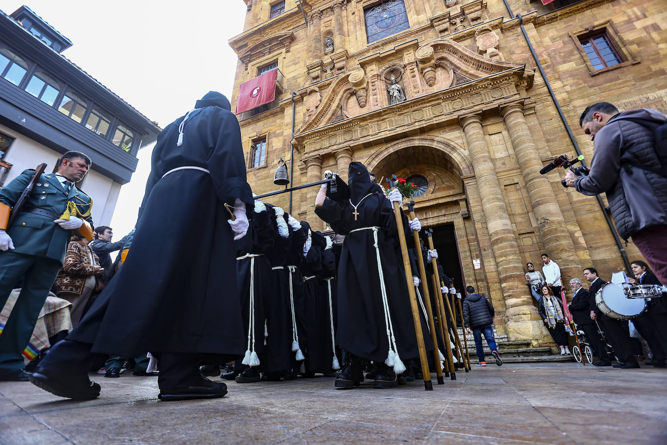 Emoción en Oviedo en la procesión del Santo Entierro