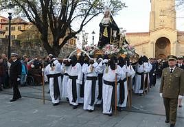 La procesión del Santo Entierro vuelve a llenar las calles de Gijón
