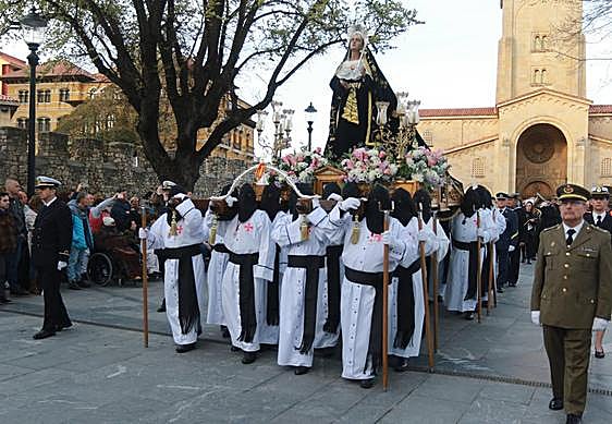 La procesión del Santo Entierro vuelve a llenar las calles de Gijón