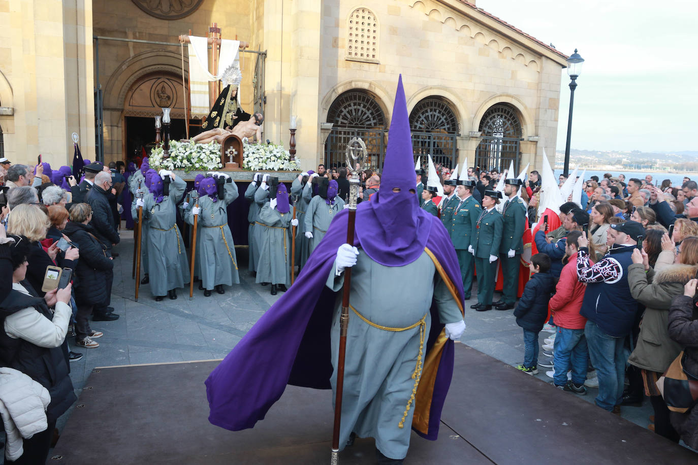 El Santo Entierro llena Gijón