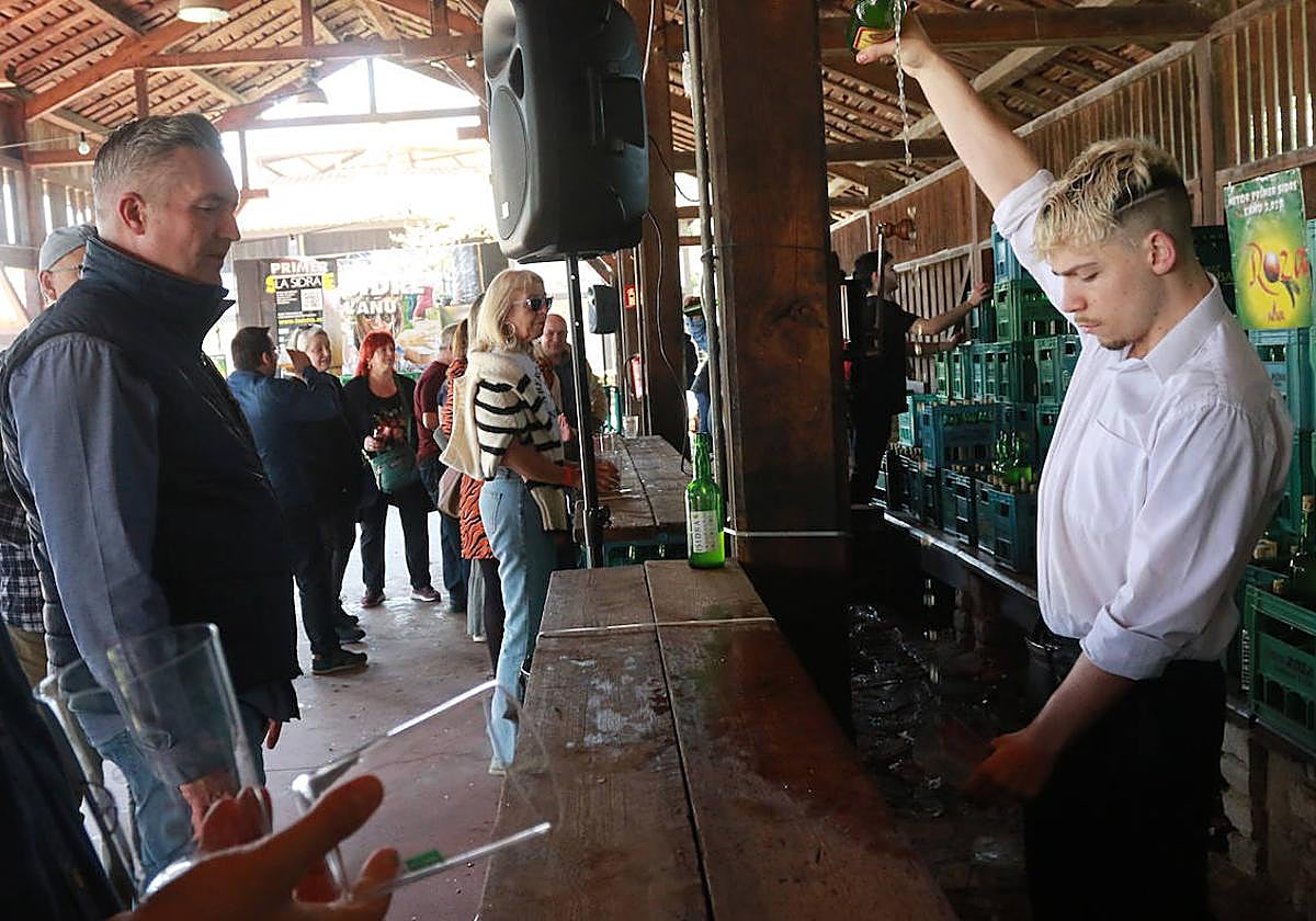 Devoción sidrera en Gijón a ritmo del Sidracrucis