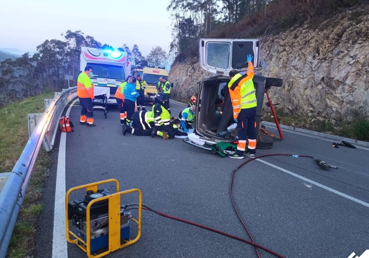 Herido grave un conductor de 38 años tras volcar con su coche en Castropol