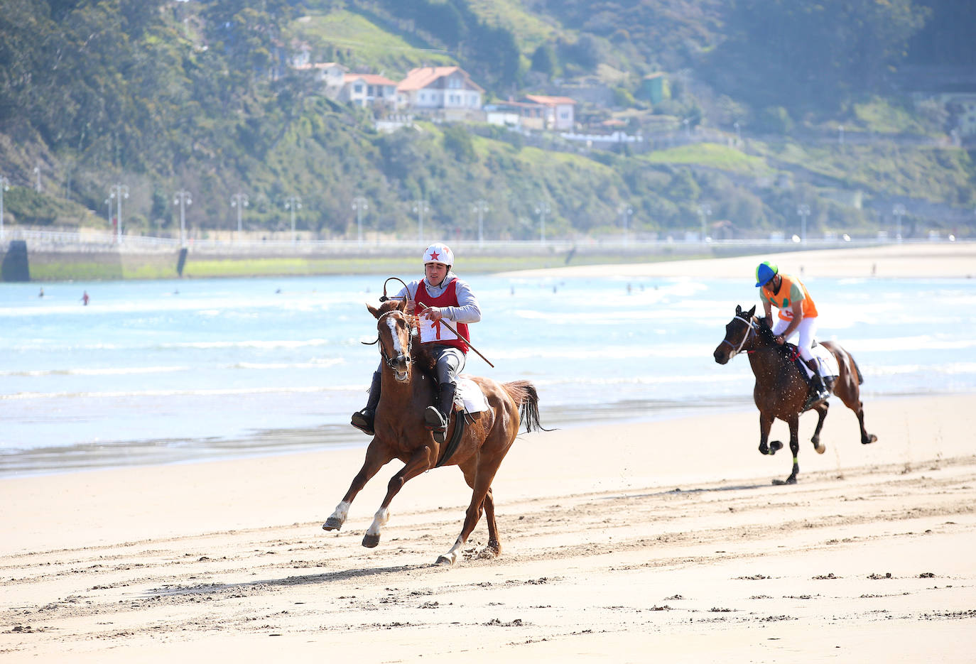 Ribadesella disfruta del espectáculo de las Carreras de Caballos