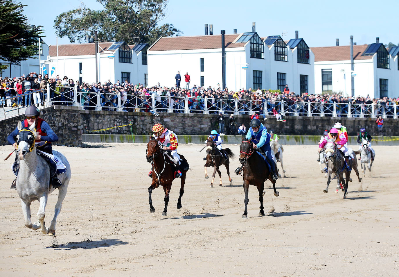 Ribadesella disfruta del espectáculo de las Carreras de Caballos