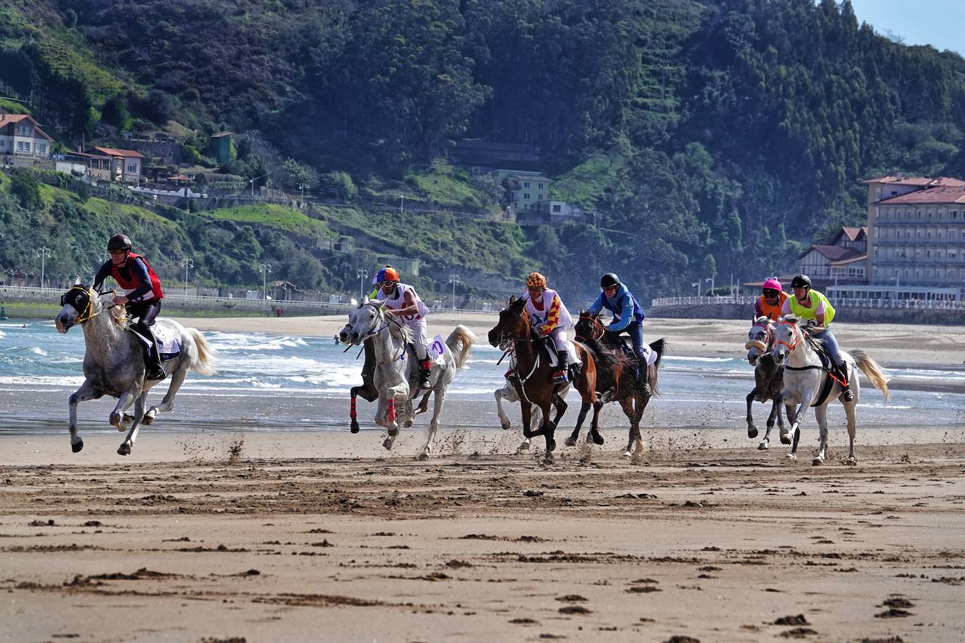 Ribadesella disfruta del espectáculo de las Carreras de Caballos