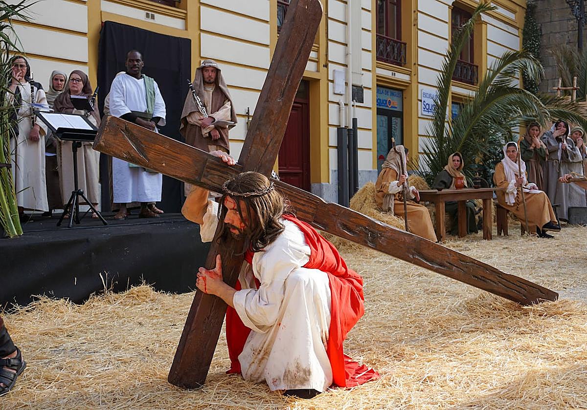 Pasión en Infiesto por el Vía Crucis