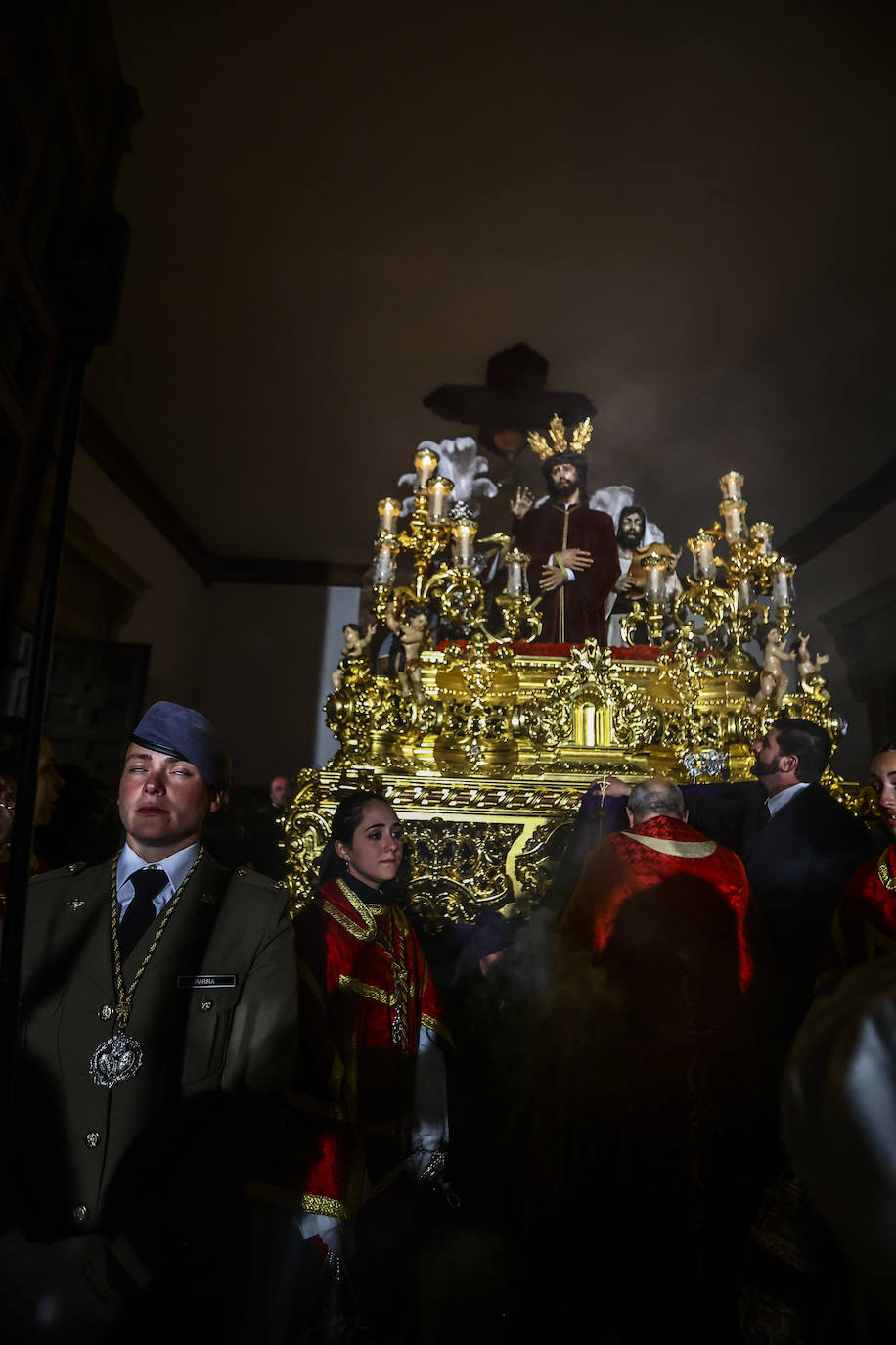 La Madrugá conmueve a los fieles en Oviedo