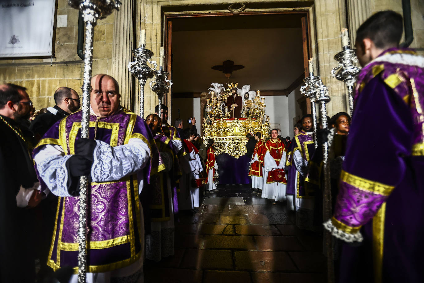 La Madrugá conmueve a los fieles en Oviedo