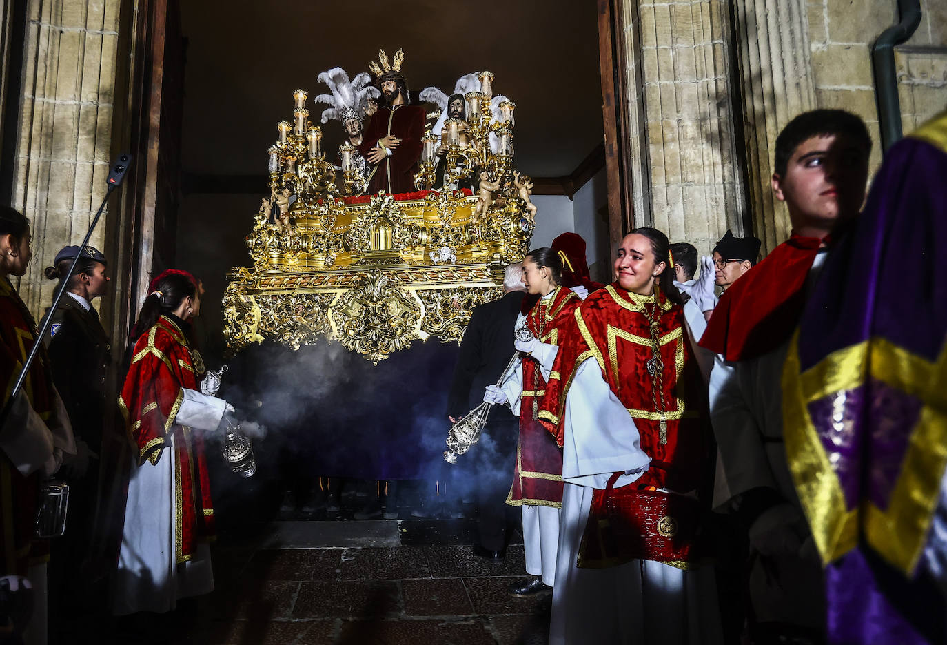 La Madrugá conmueve a los fieles en Oviedo
