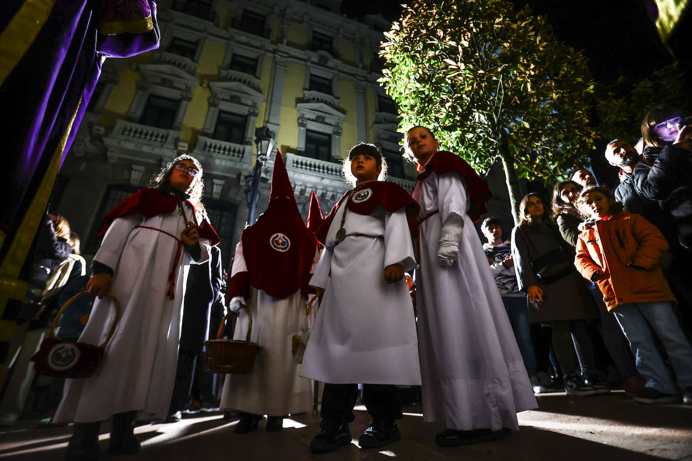 La Madrugá conmueve a los fieles en Oviedo