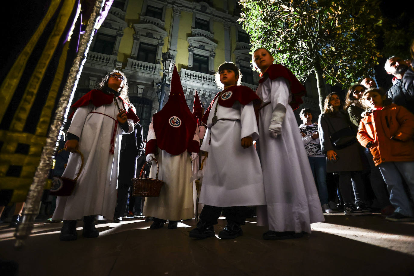 La Madrugá conmueve a los fieles en Oviedo