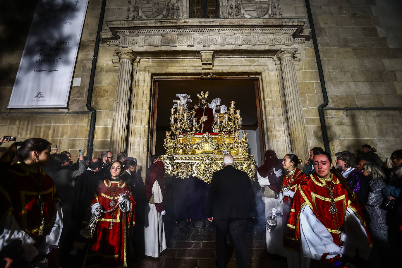 La Madrugá conmueve a los fieles en Oviedo