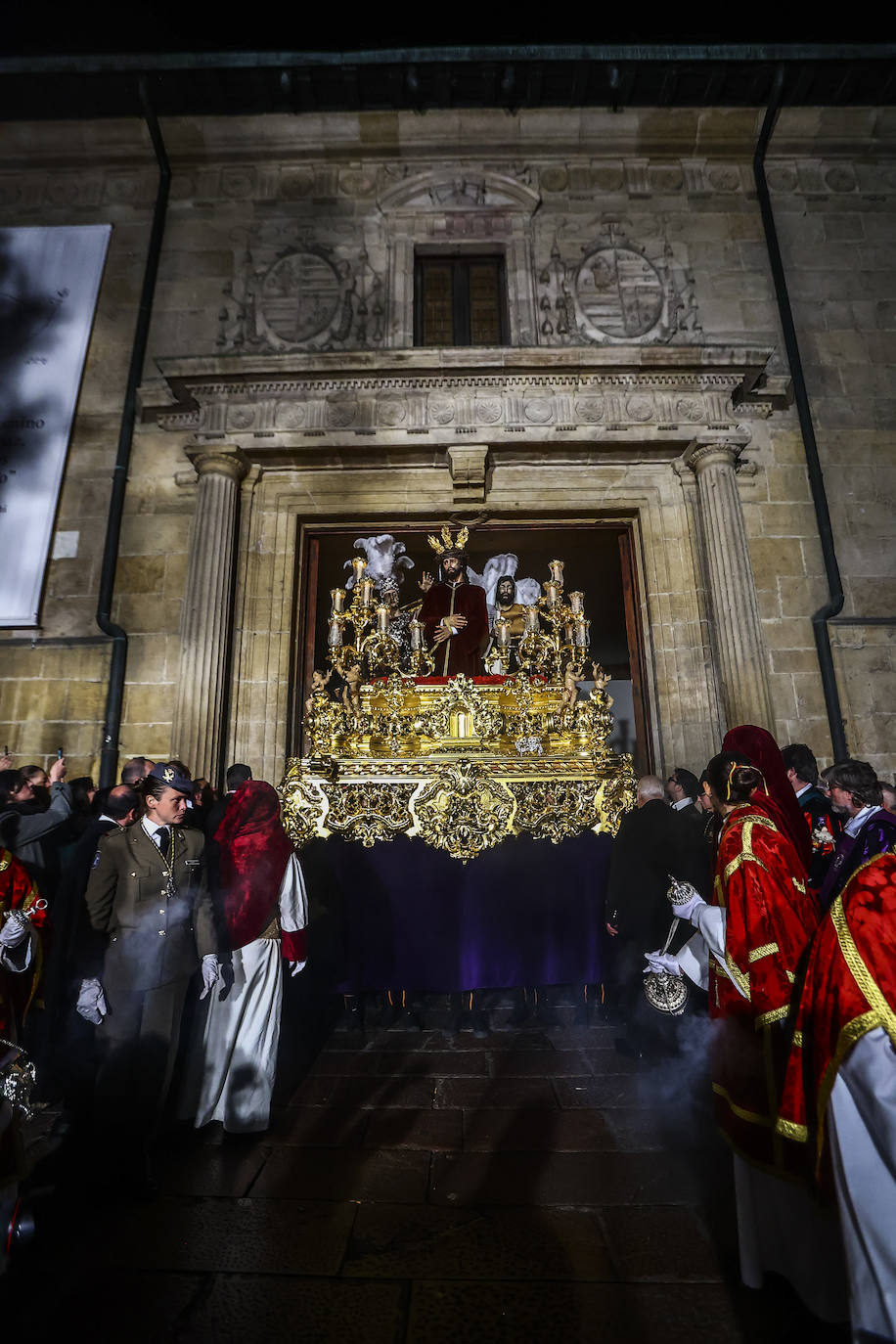 La Madrugá conmueve a los fieles en Oviedo