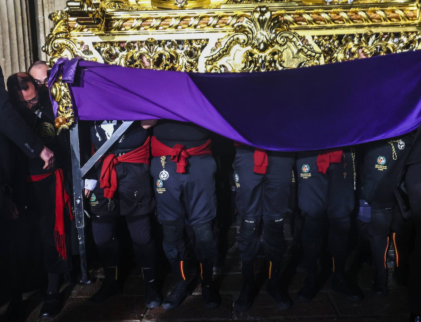 La Madrugá conmueve a los fieles en Oviedo