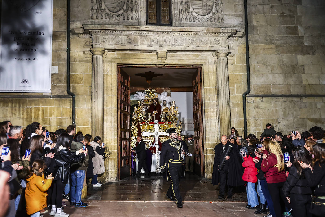 La Madrugá conmueve a los fieles en Oviedo