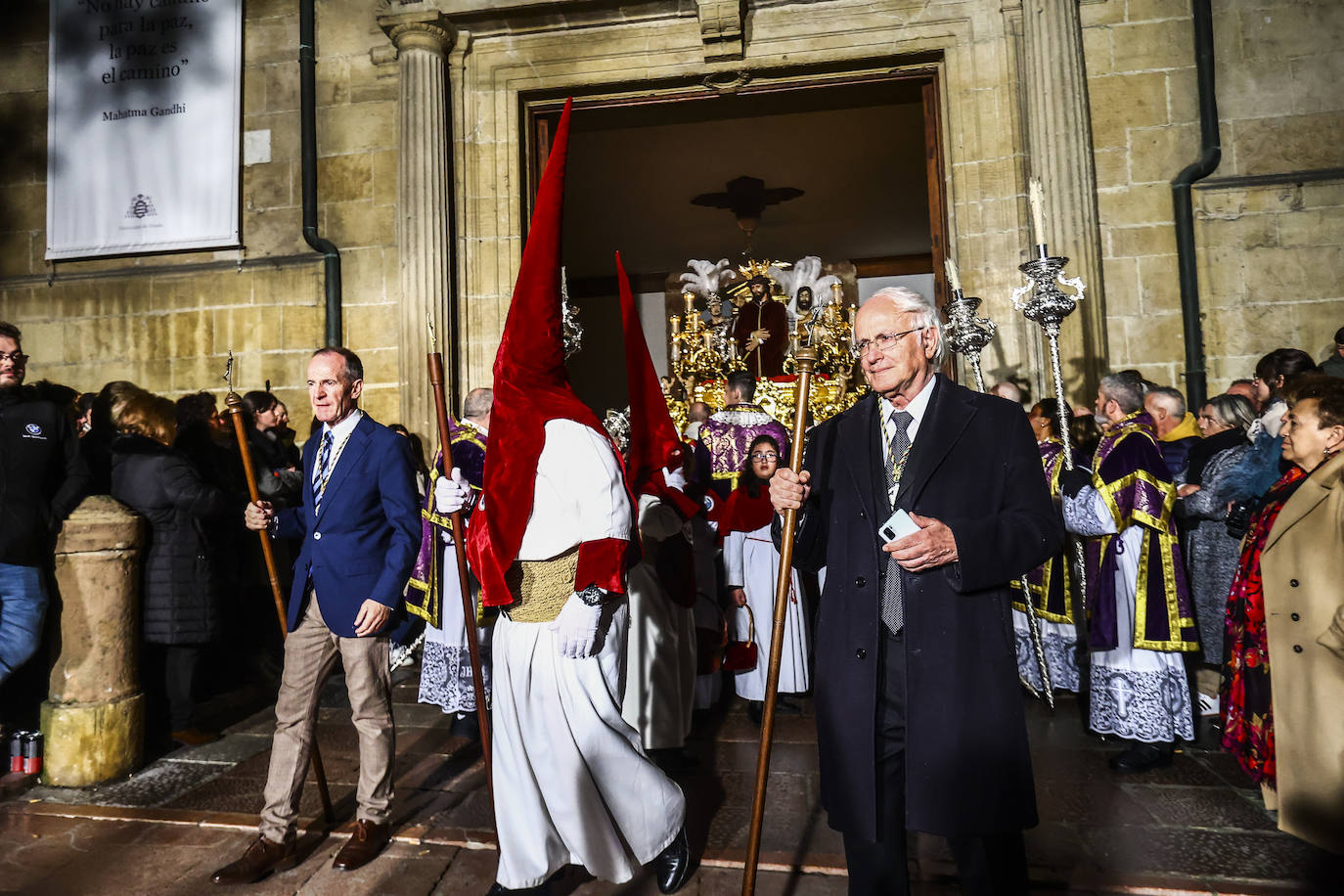 La Madrugá conmueve a los fieles en Oviedo