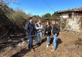 Adrián Pumares con el vocal de la Comisión Directiva de Foro Asturias, Jaime Fernández-Paíno, el pasado domingo en la visita a las zonas más afectadas por los incendios junto a la candidata de Foro a la Alcaldía de Valdés, Carmen Rodríguez, y miembros de la Comisión Directiva Local.