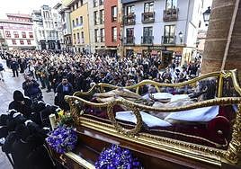 La imagen del Cristo Yaciente sale de San Isidoro ante centenares de fieles.