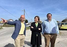 Jesús Martínez Salvador, Carmen Moriyón y Pelayo Barcia, este sábado, en los terrenos de la Ería del Piles