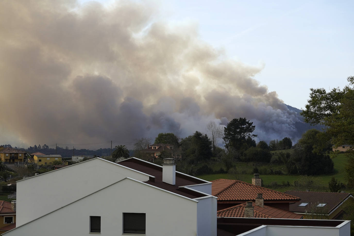 Un incendio en Las Regueras eleva el nivel de alerta