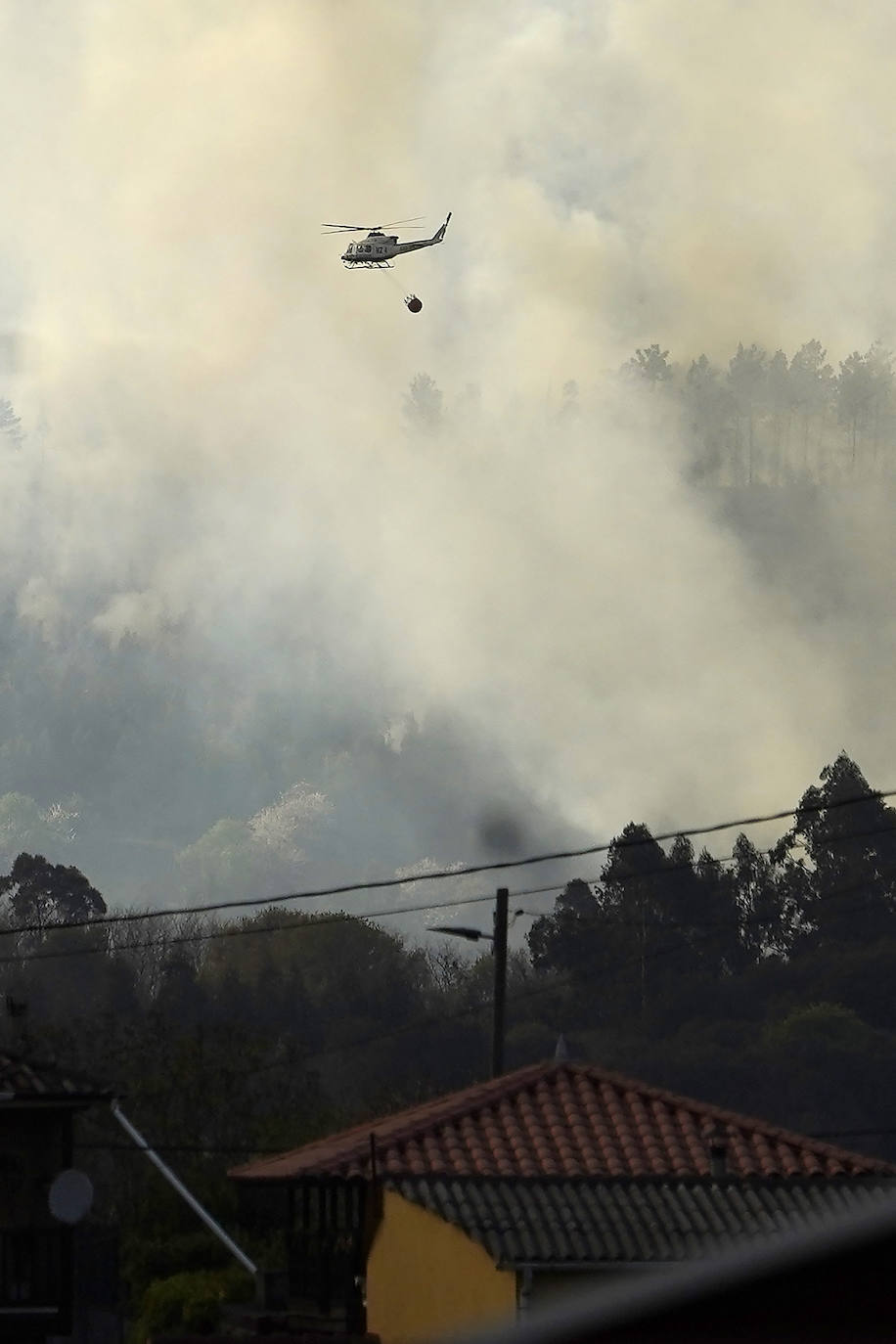 Un incendio en Las Regueras eleva el nivel de alerta