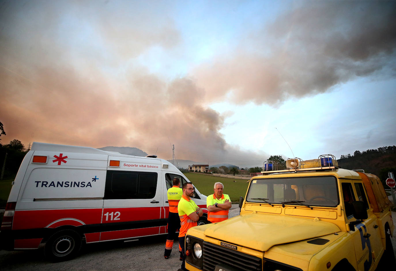 Un incendio en Las Regueras eleva el nivel de alerta